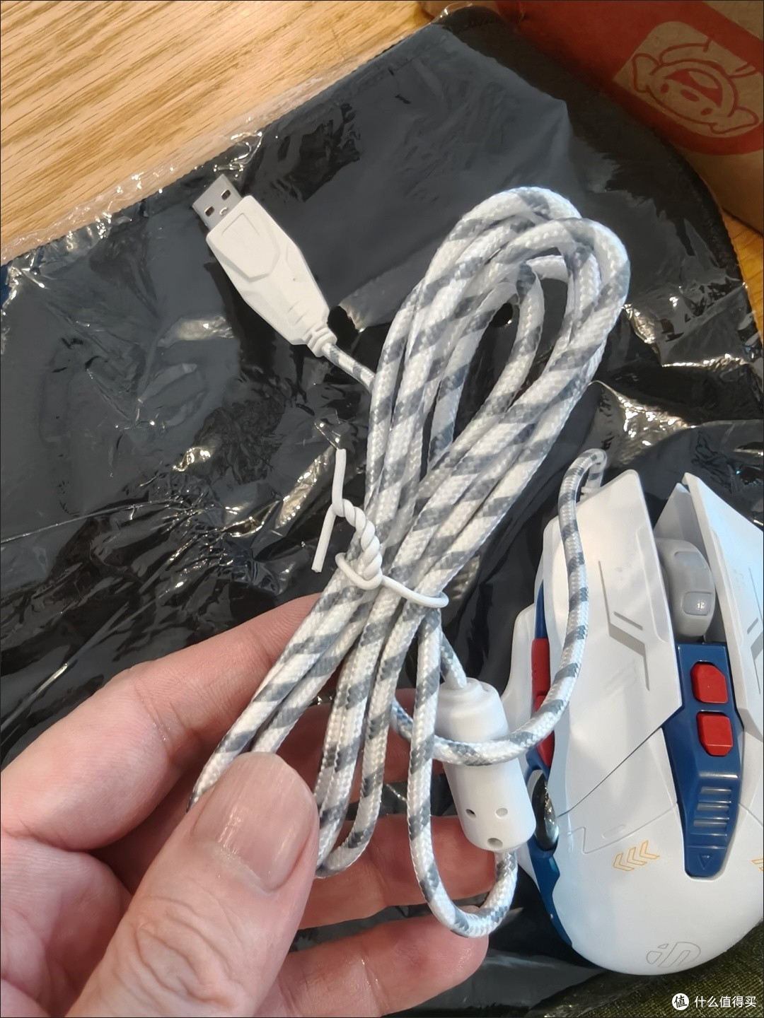 蓝白机甲造型,炫彩RGB灯效