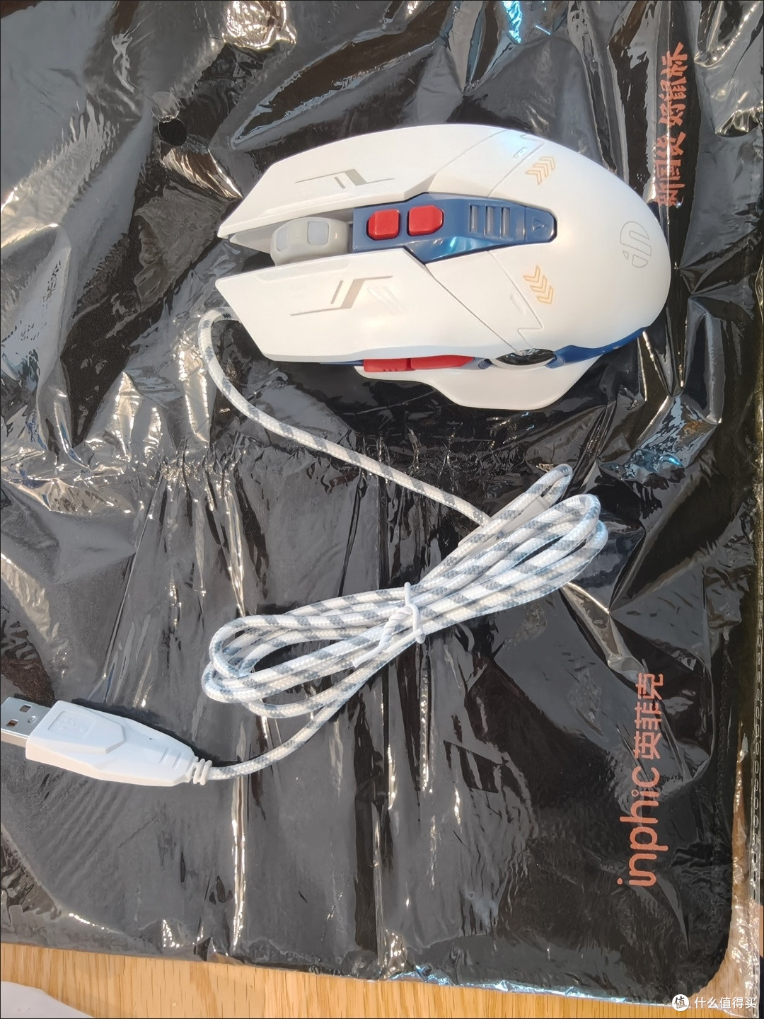 蓝白机甲造型,炫彩RGB灯效