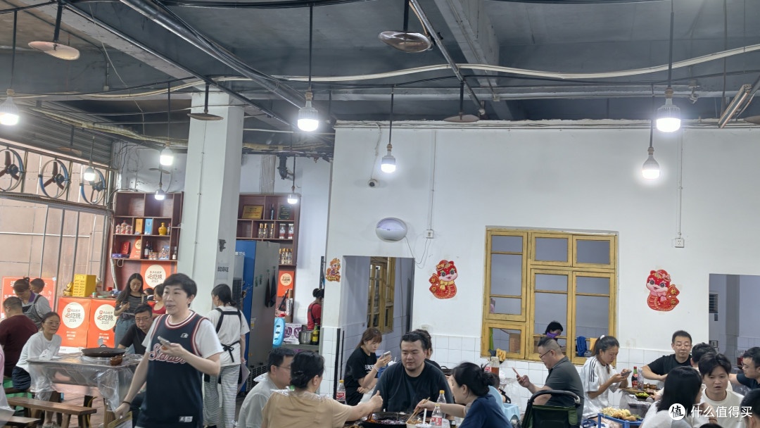 秋日好食光的烟火气,藏在重庆双碑这家不接收预定的小火锅馆子里