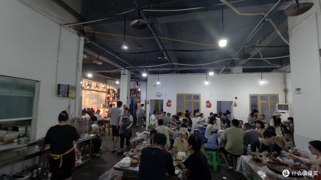 秋日好食光的烟火气,藏在重庆双碑这家不接收预定的小火锅馆子里