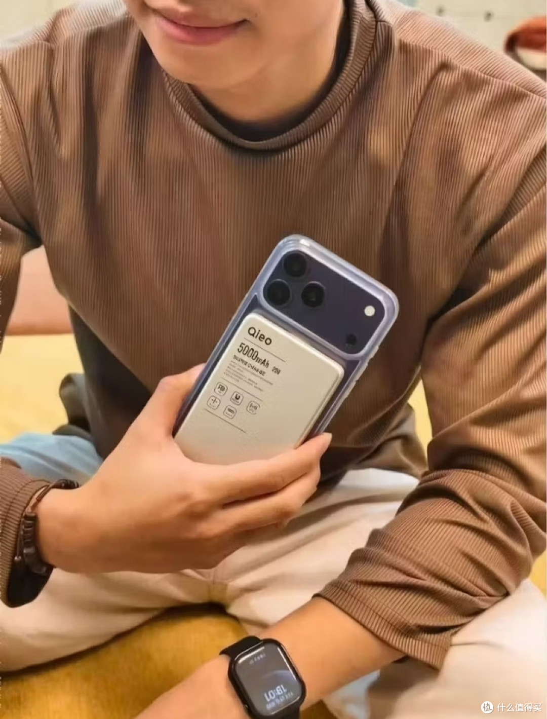 轻薄磁吸充电宝轻松解决出行难题