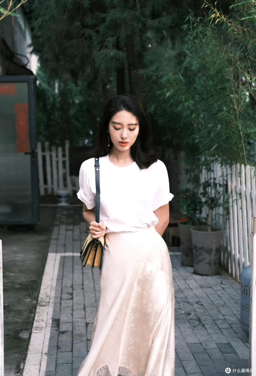 杨采钰的私服穿搭简约清爽,白T配香槟长裙,照着穿也高级显气质