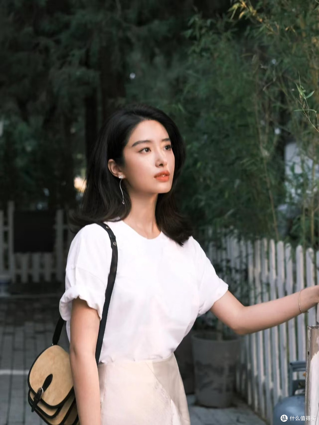 杨采钰的私服穿搭简约清爽,白T配香槟长裙,照着穿也高级显气质