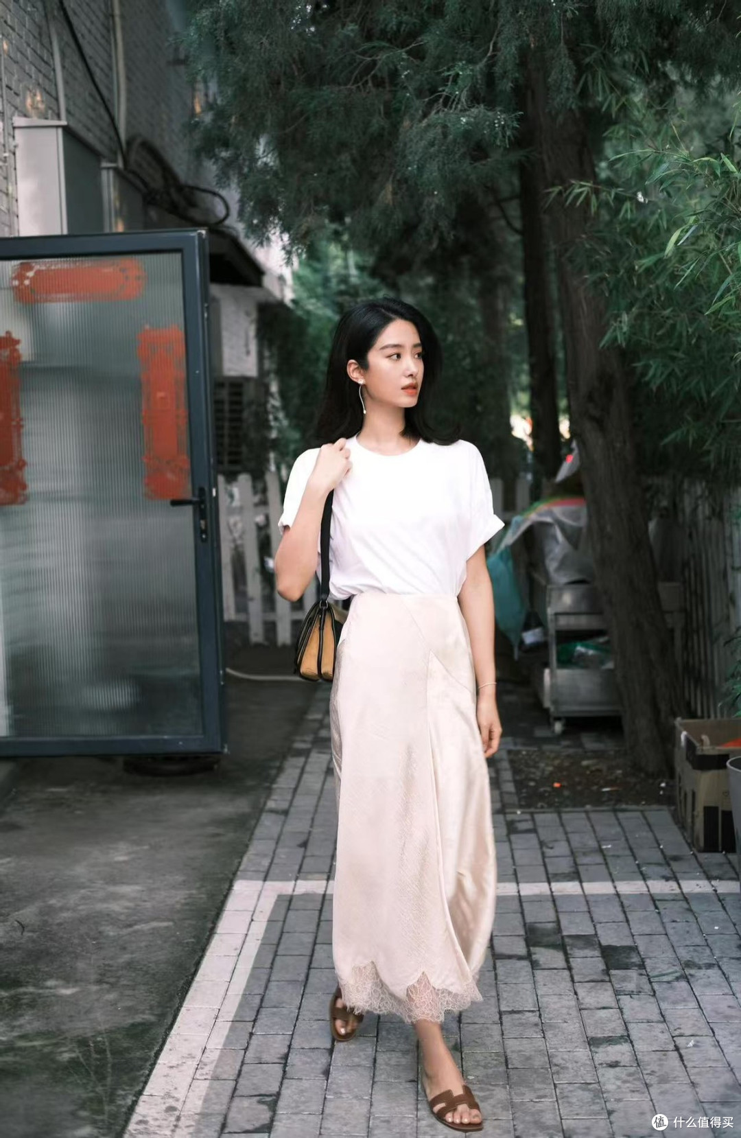 杨采钰的私服穿搭简约清爽,白T配香槟长裙,照着穿也高级显气质