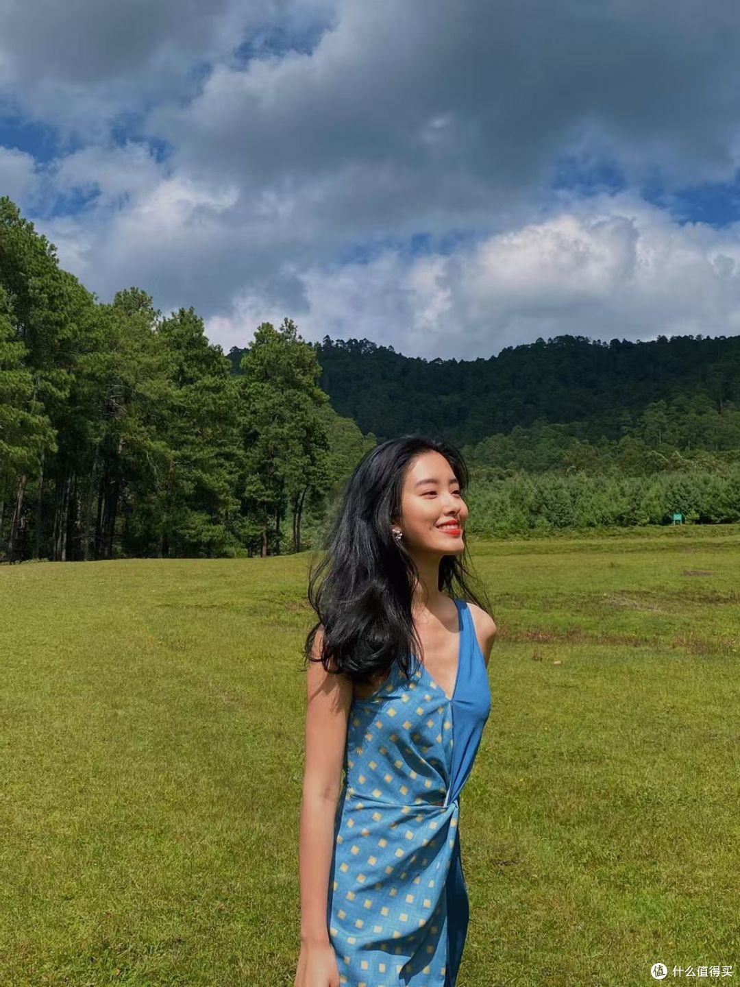 杨采钰的私服穿搭简约清爽,白T配香槟长裙,照着穿也高级显气质