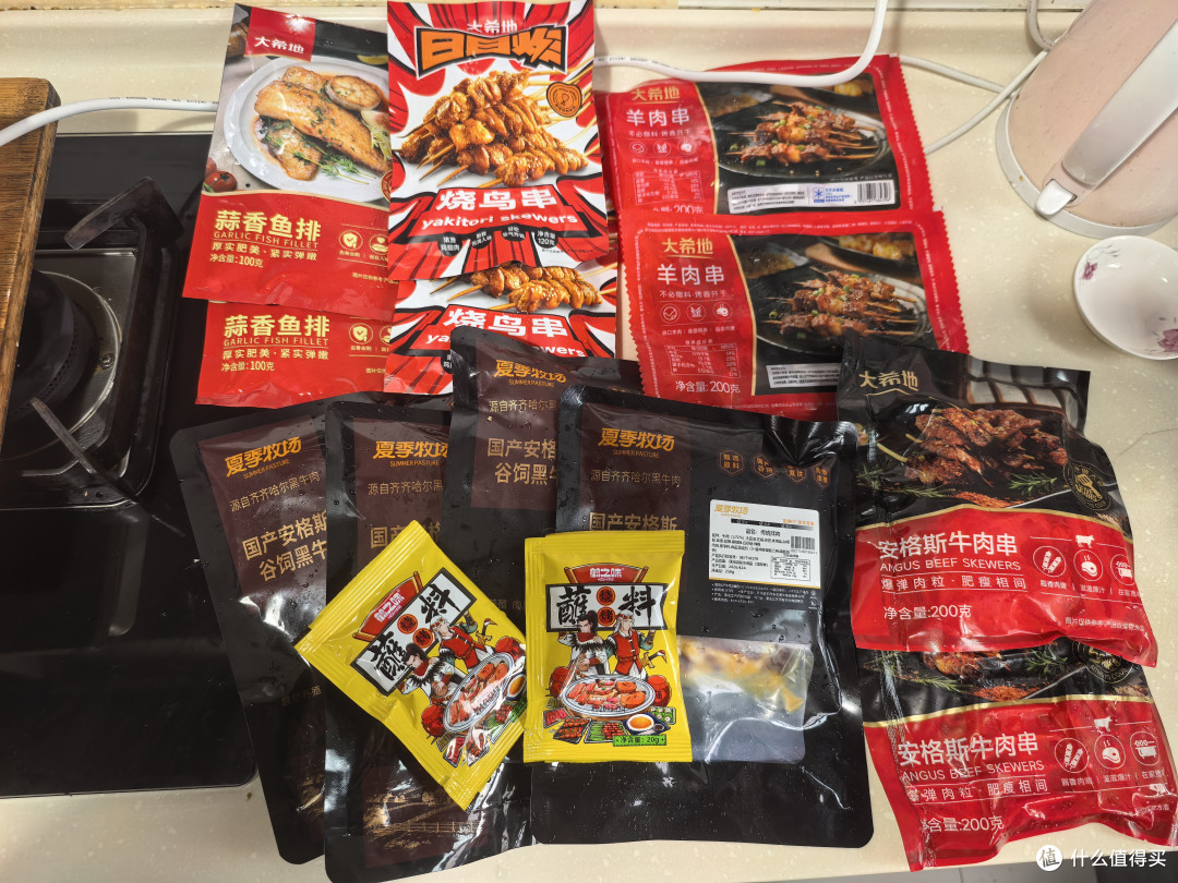 食材是大希地的烤串，齐齐哈尔烤肉，小香肠两种及未入镜的红薯若干