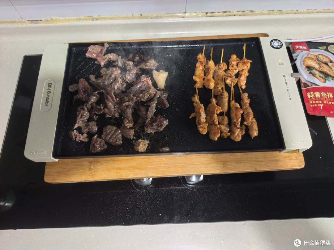 烤盘空间很大，同时烤半斤牛肉10+烤串错错有余