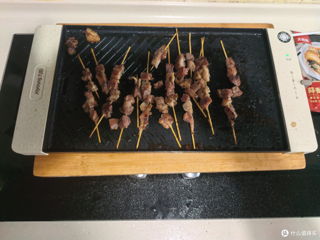 可以看到肉串不大好操作，特别是冻过的肉串很难整齐排好