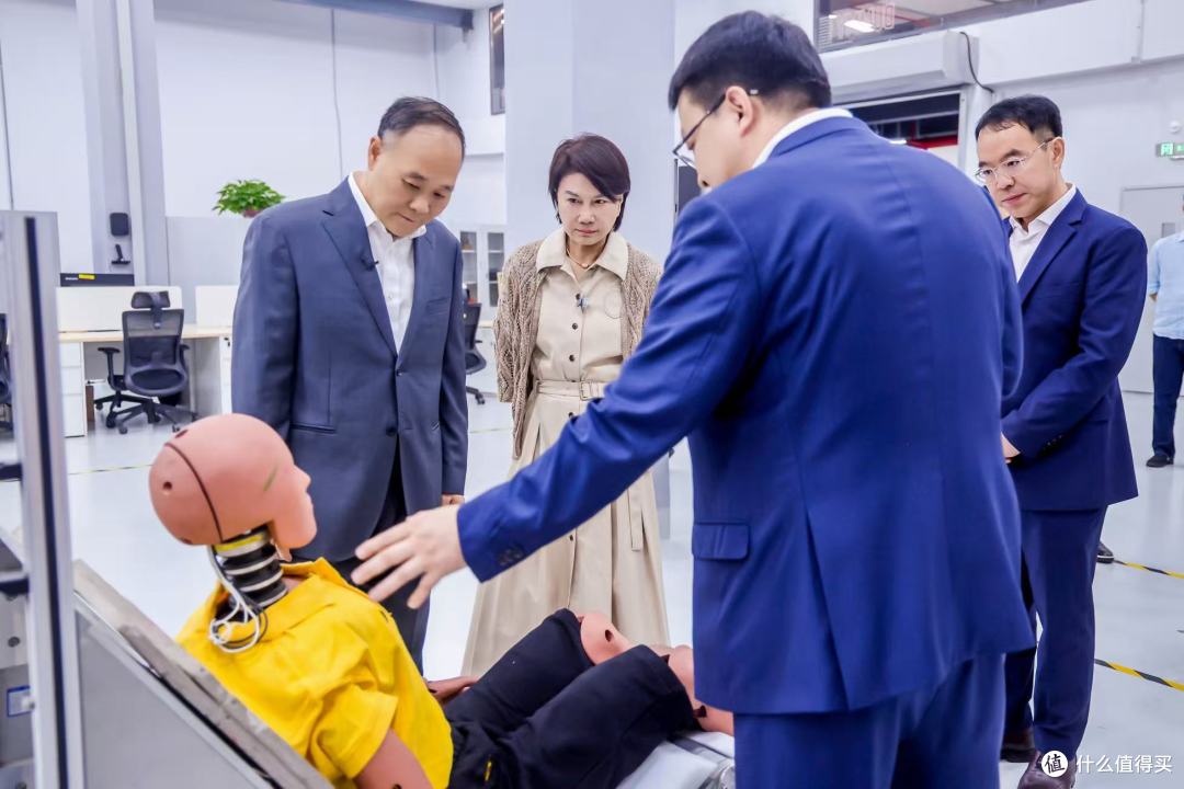 董明珠到访吉利全球全域安全中心