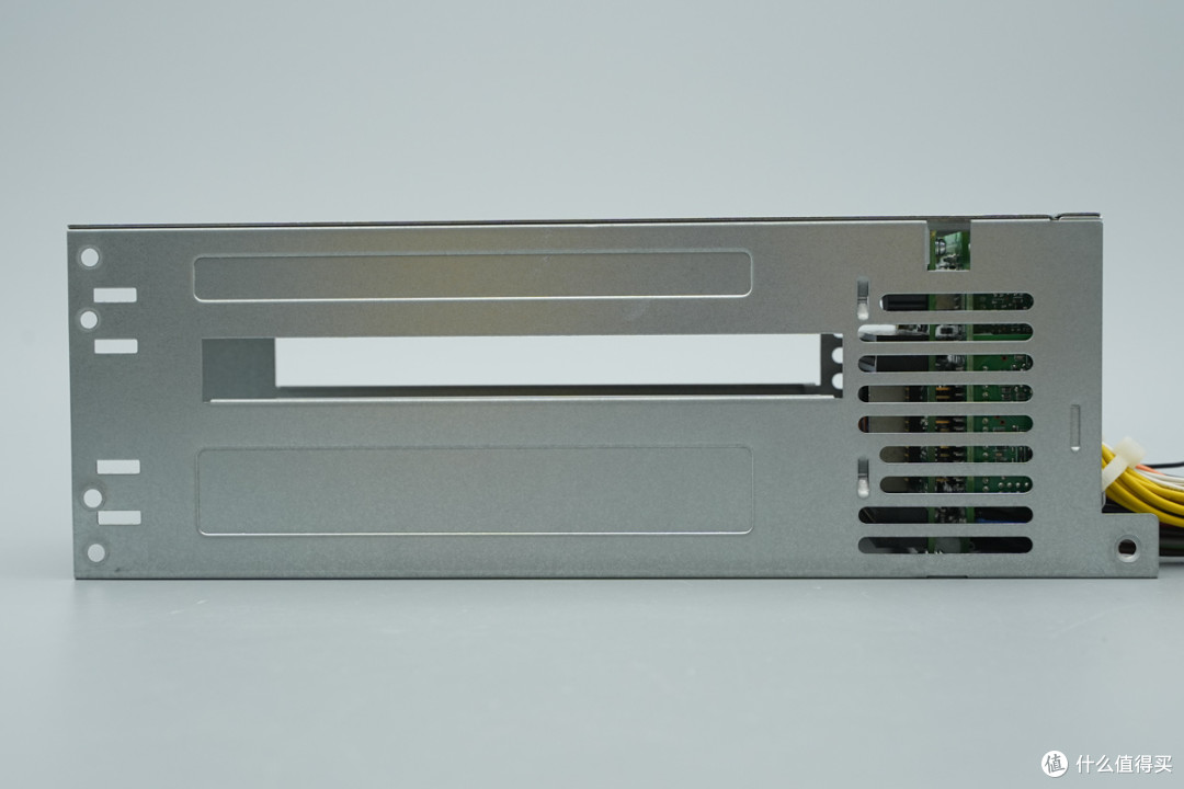 支持双模块 1+1 冗余热插拔,台达 CRPS 通用冗余电源笼拆解