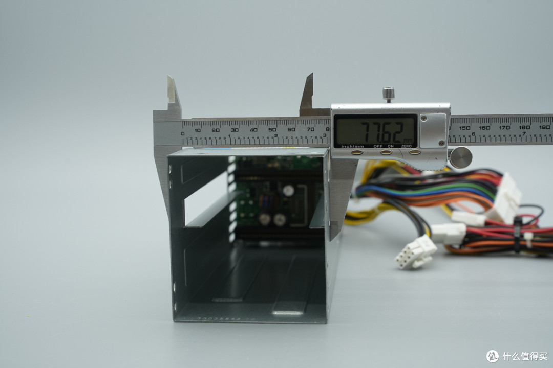 支持双模块 1+1 冗余热插拔,台达 CRPS 通用冗余电源笼拆解