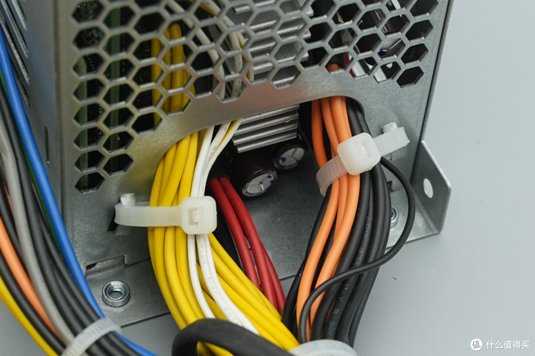 支持双模块 1+1 冗余热插拔,台达 CRPS 通用冗余电源笼拆解