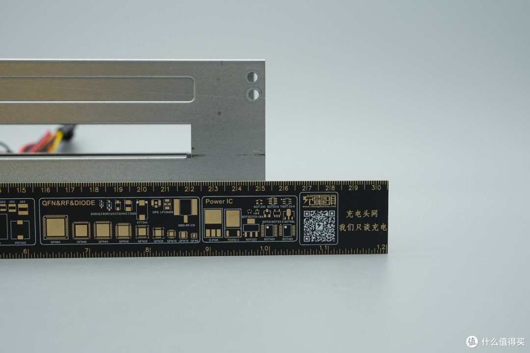 支持双模块 1+1 冗余热插拔,台达 CRPS 通用冗余电源笼拆解
