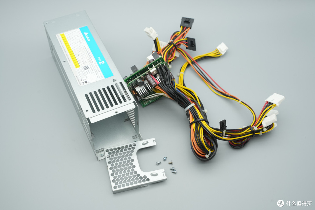 支持双模块 1+1 冗余热插拔,台达 CRPS 通用冗余电源笼拆解