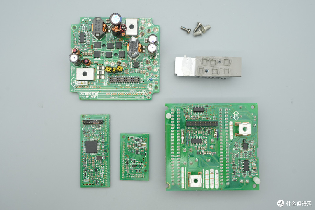 支持双模块 1+1 冗余热插拔,台达 CRPS 通用冗余电源笼拆解