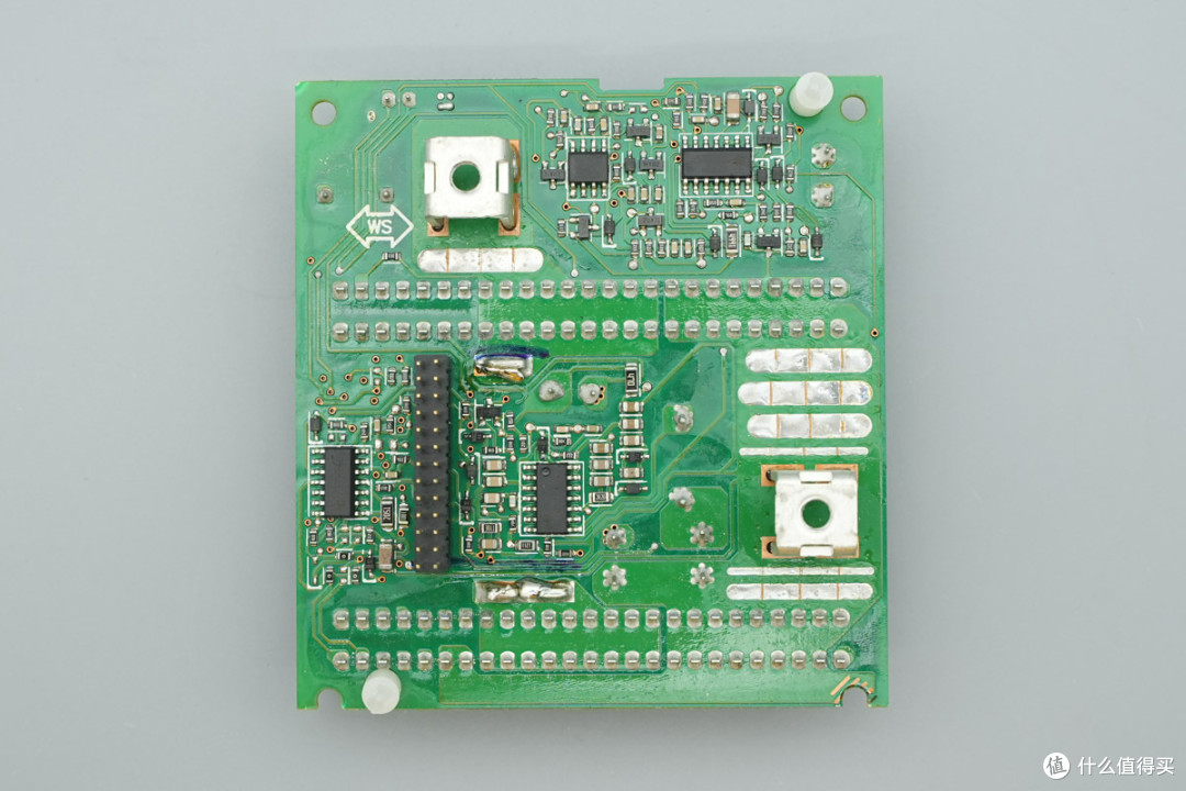支持双模块 1+1 冗余热插拔,台达 CRPS 通用冗余电源笼拆解