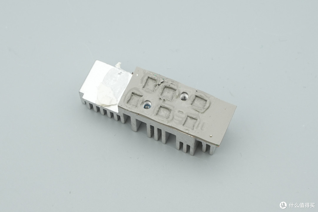 支持双模块 1+1 冗余热插拔,台达 CRPS 通用冗余电源笼拆解