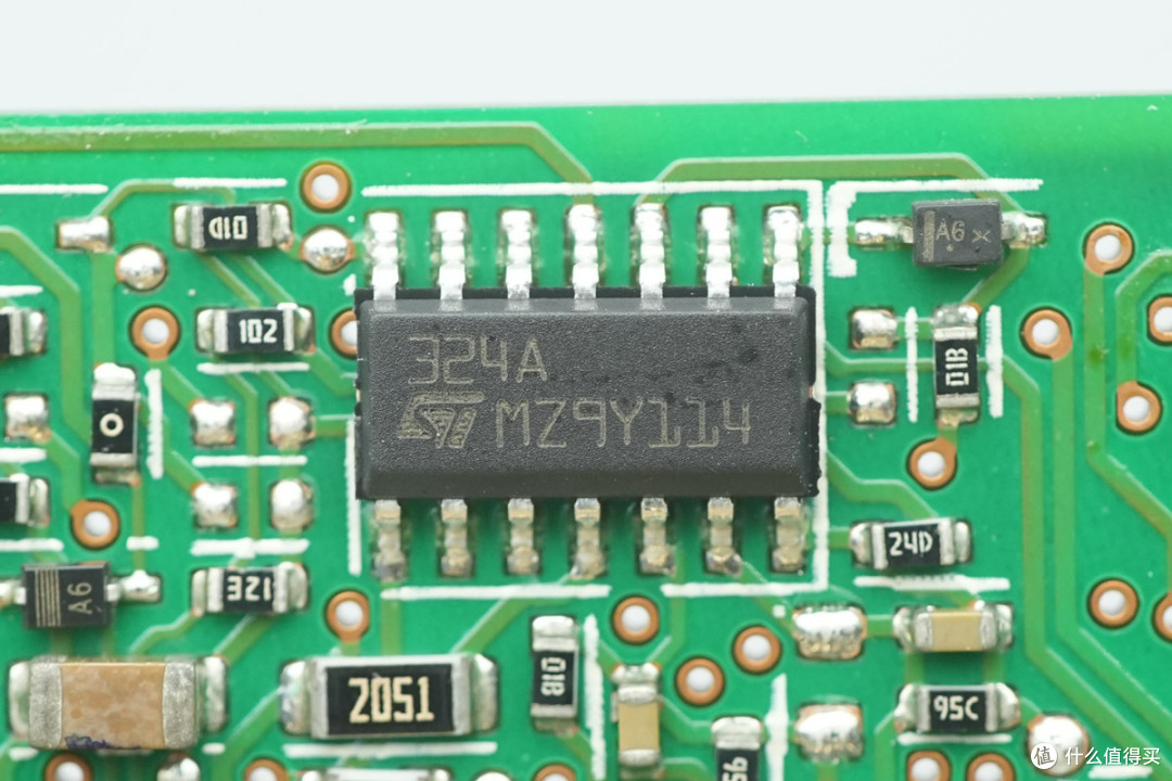 支持双模块 1+1 冗余热插拔,台达 CRPS 通用冗余电源笼拆解