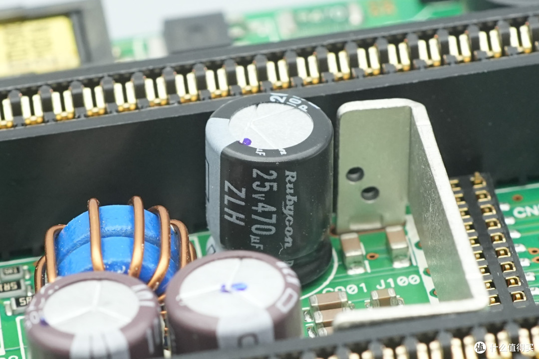 支持双模块 1+1 冗余热插拔,台达 CRPS 通用冗余电源笼拆解