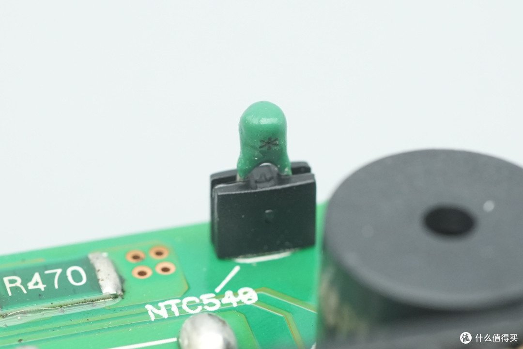 支持双模块 1+1 冗余热插拔,台达 CRPS 通用冗余电源笼拆解
