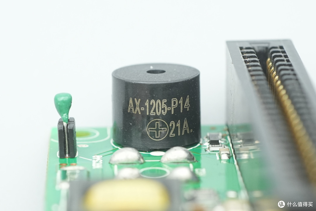 支持双模块 1+1 冗余热插拔,台达 CRPS 通用冗余电源笼拆解