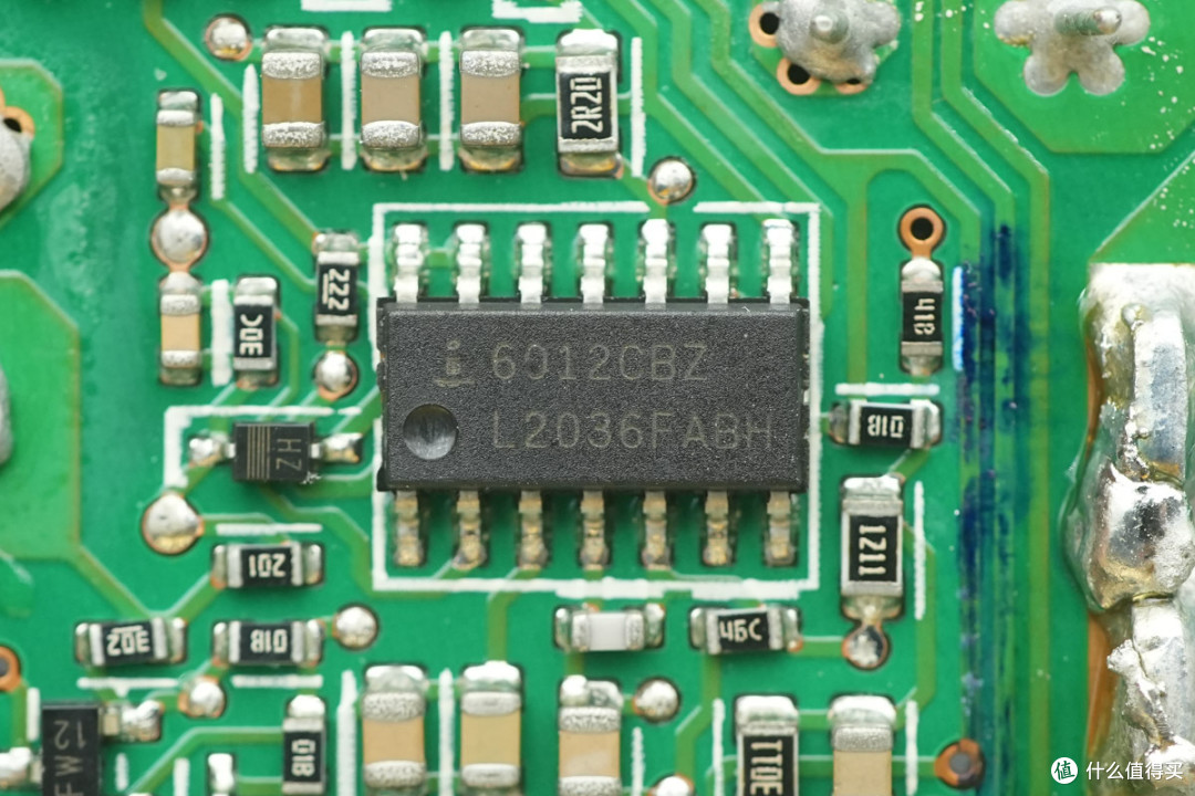 支持双模块 1+1 冗余热插拔,台达 CRPS 通用冗余电源笼拆解