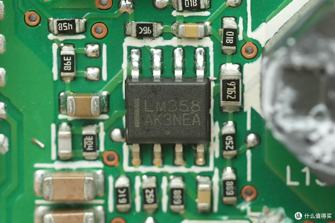 支持双模块 1+1 冗余热插拔,台达 CRPS 通用冗余电源笼拆解