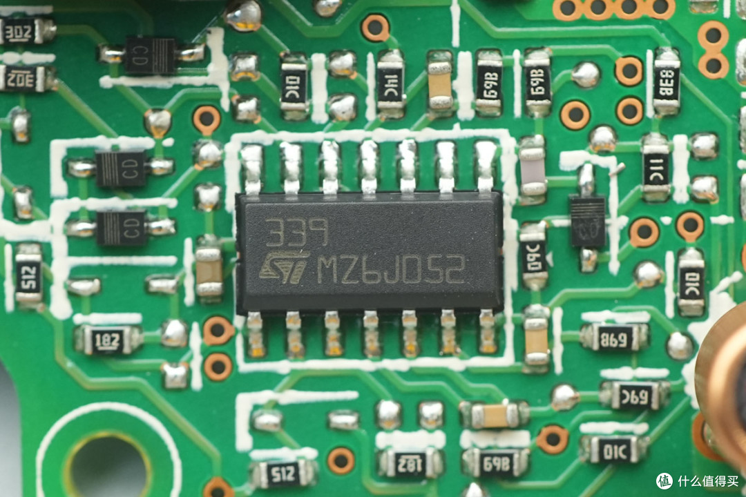 支持双模块 1+1 冗余热插拔,台达 CRPS 通用冗余电源笼拆解