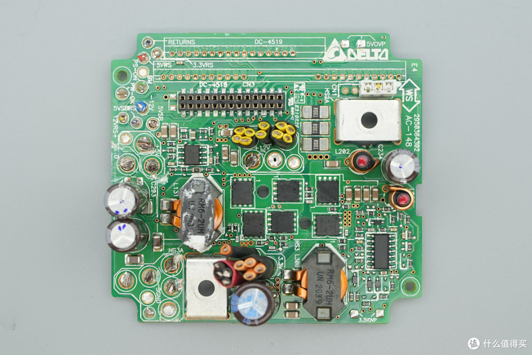 支持双模块 1+1 冗余热插拔,台达 CRPS 通用冗余电源笼拆解