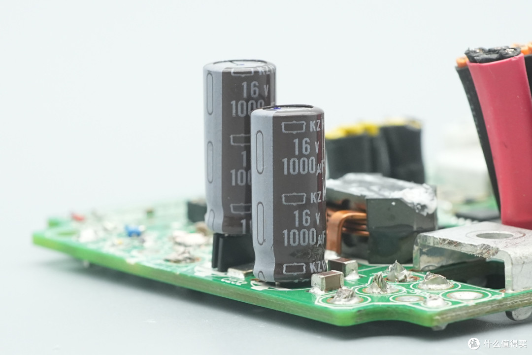 支持双模块 1+1 冗余热插拔,台达 CRPS 通用冗余电源笼拆解