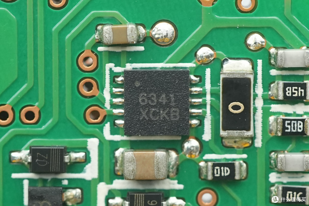 支持双模块 1+1 冗余热插拔,台达 CRPS 通用冗余电源笼拆解