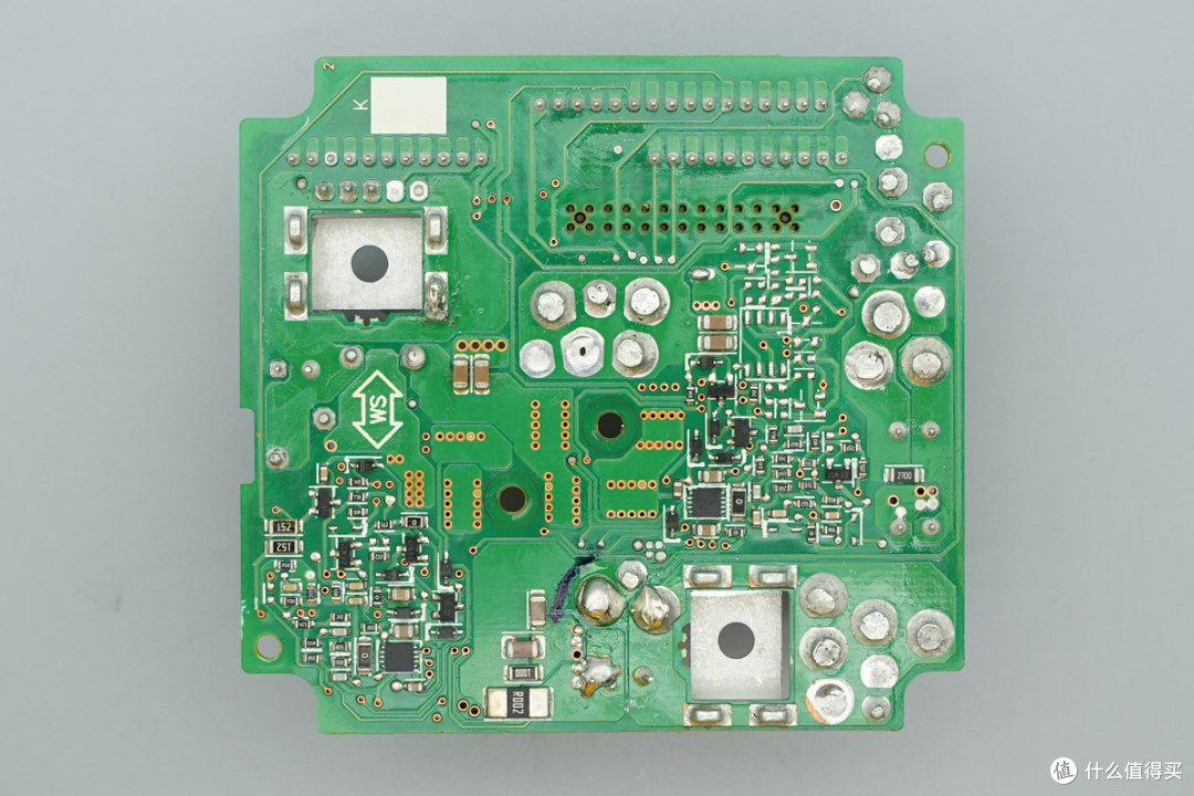 支持双模块 1+1 冗余热插拔,台达 CRPS 通用冗余电源笼拆解