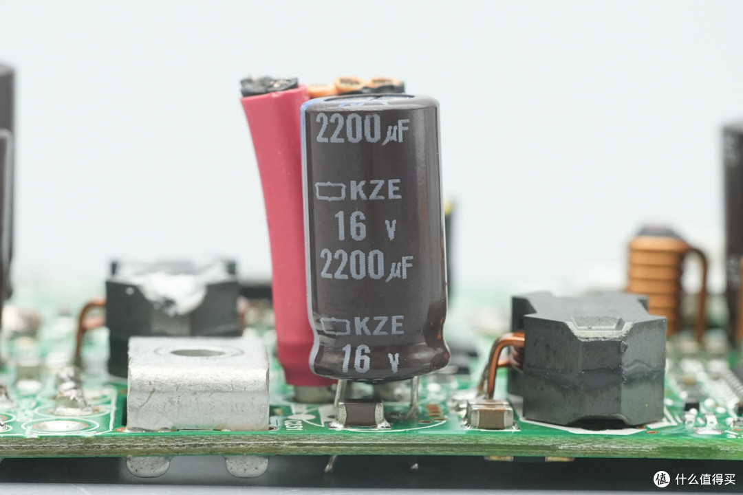 支持双模块 1+1 冗余热插拔,台达 CRPS 通用冗余电源笼拆解