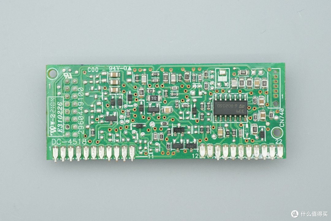 支持双模块 1+1 冗余热插拔,台达 CRPS 通用冗余电源笼拆解
