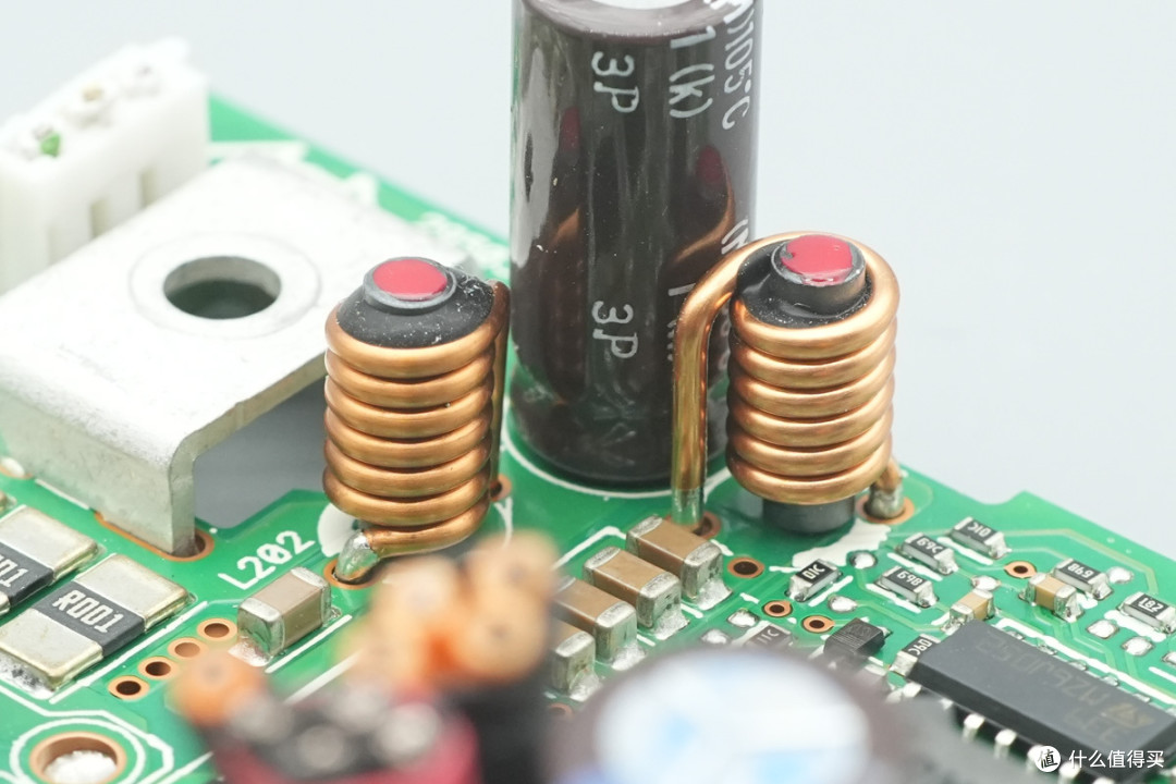 支持双模块 1+1 冗余热插拔,台达 CRPS 通用冗余电源笼拆解