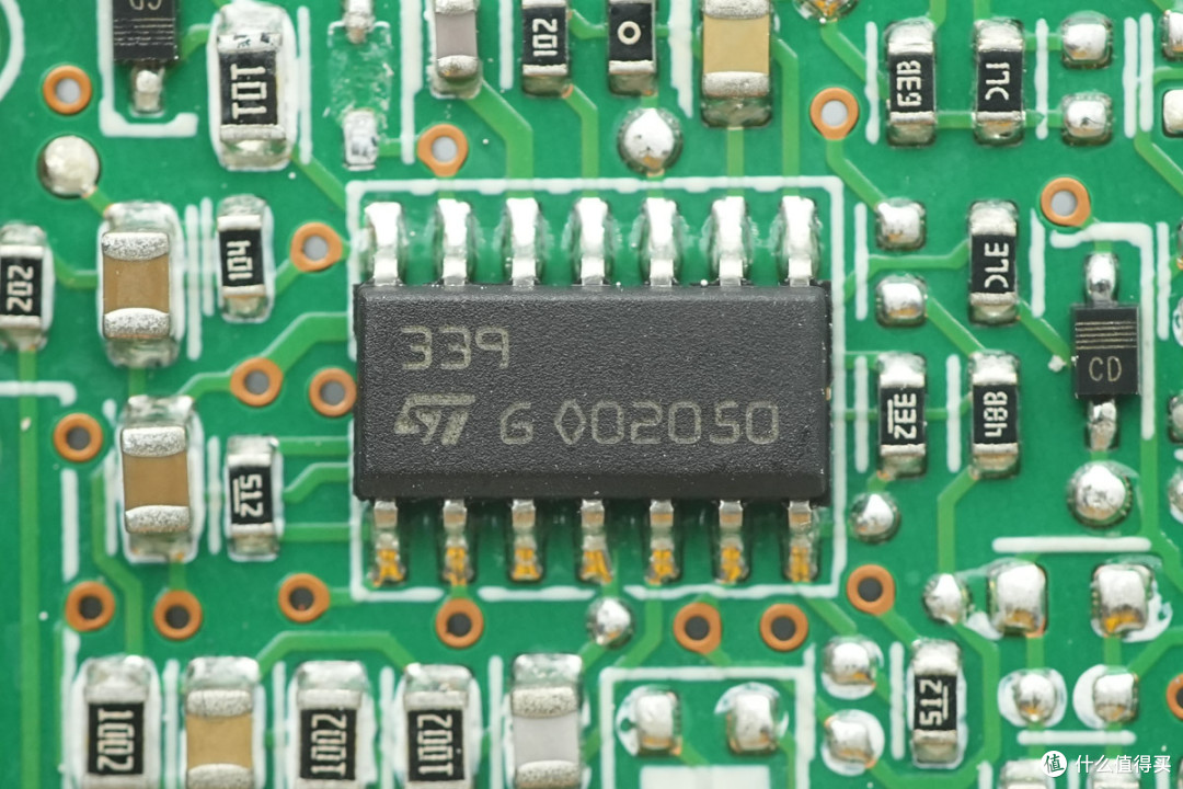 支持双模块 1+1 冗余热插拔,台达 CRPS 通用冗余电源笼拆解