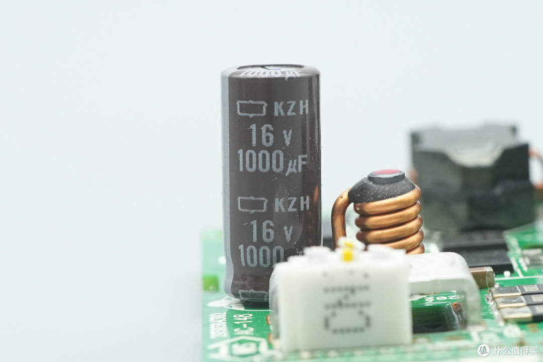 支持双模块 1+1 冗余热插拔,台达 CRPS 通用冗余电源笼拆解