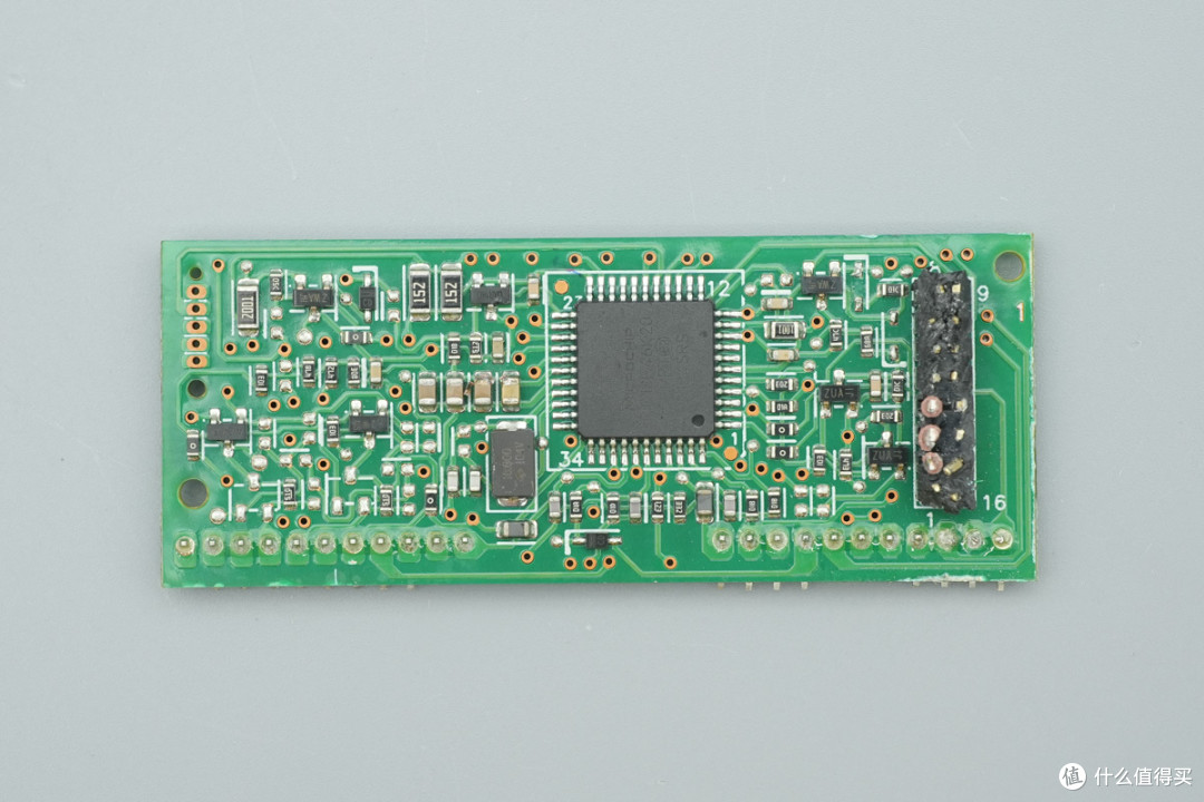 支持双模块 1+1 冗余热插拔,台达 CRPS 通用冗余电源笼拆解