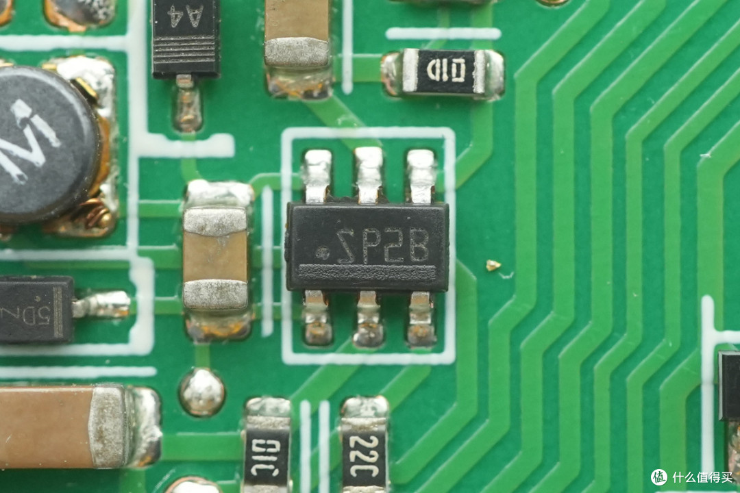 支持双模块 1+1 冗余热插拔,台达 CRPS 通用冗余电源笼拆解
