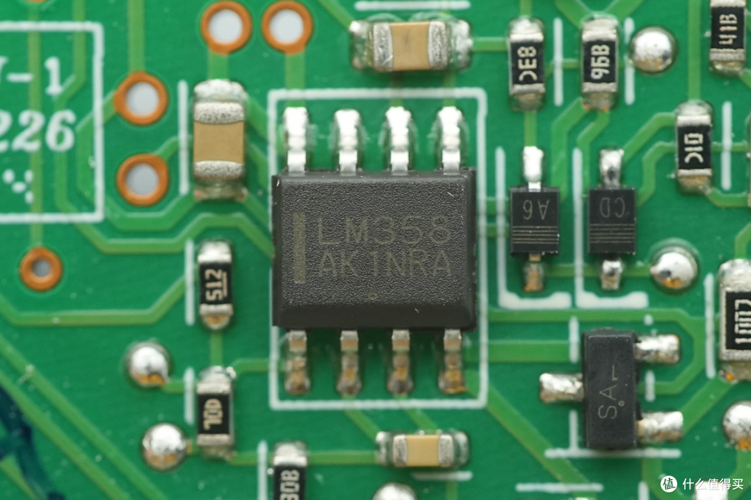 支持双模块 1+1 冗余热插拔,台达 CRPS 通用冗余电源笼拆解