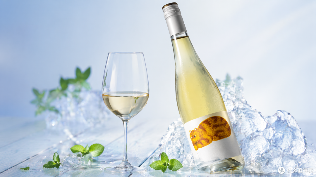 ▲ 长尾猫白葡萄酒产品实拍示意图：萌猫酒标+银色螺旋盖，定价30-50元，即开即饮