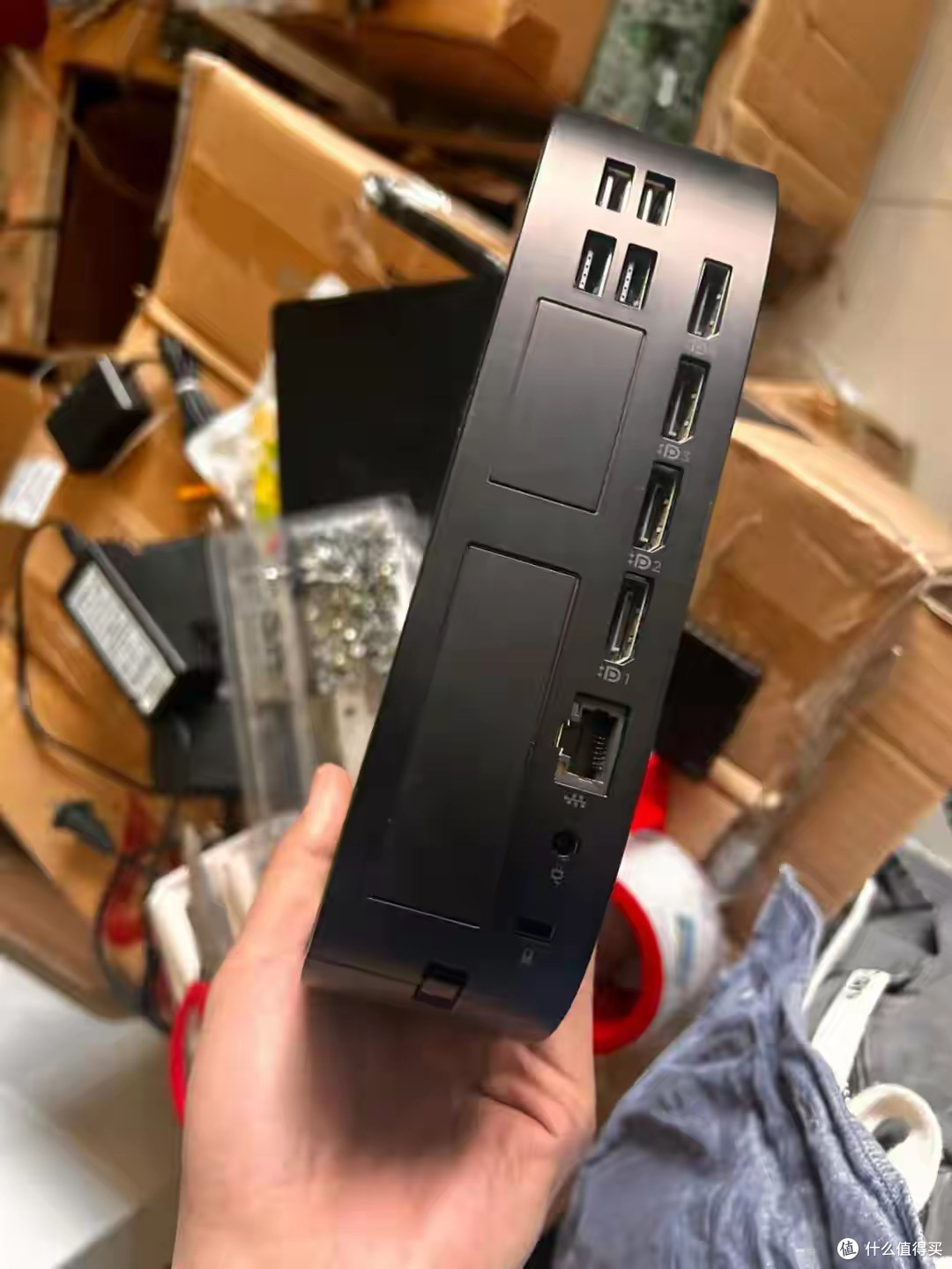 可玩性极高的大牌迷你主机，性能秒N100，核显Vega 8可玩网游！