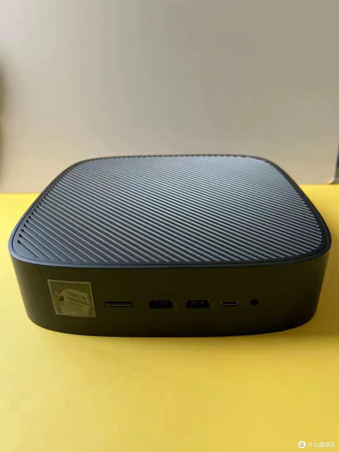 可玩性极高的大牌迷你主机，性能秒N100，核显Vega 8可玩网游！