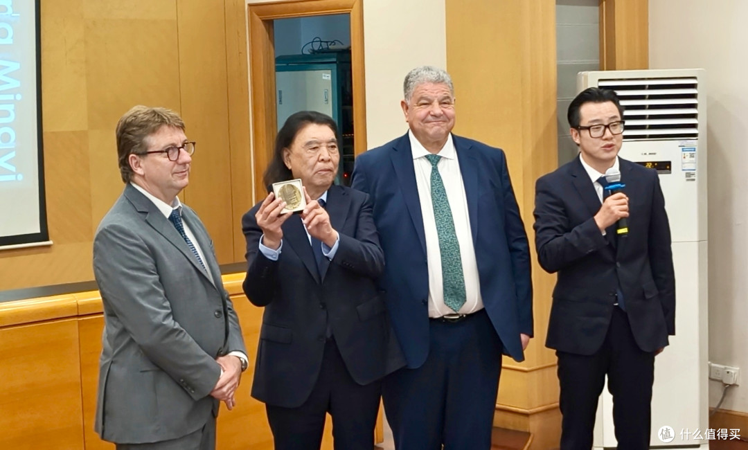 水墨江南载誉法兰西，杨明义获颁法国终身艺术成就勋章