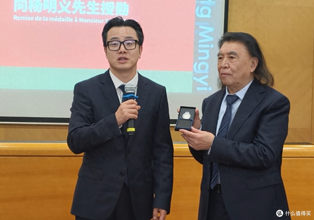 水墨江南载誉法兰西，杨明义获颁法国终身艺术成就勋章