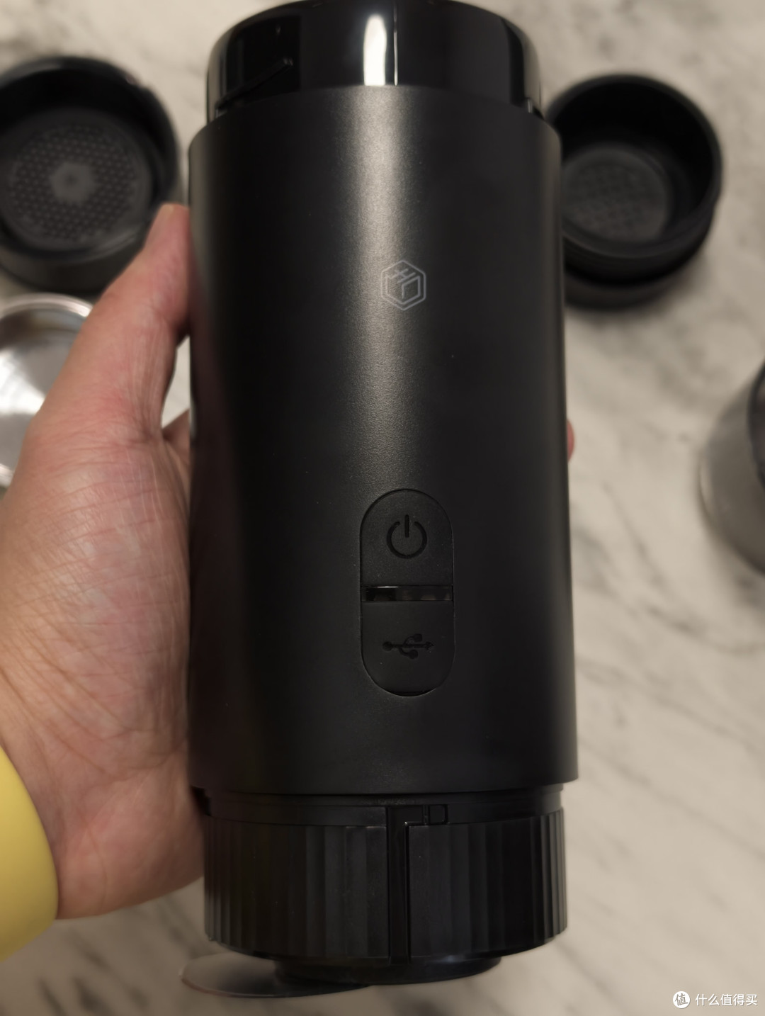 机身正面按键与 USB-C 防尘盖