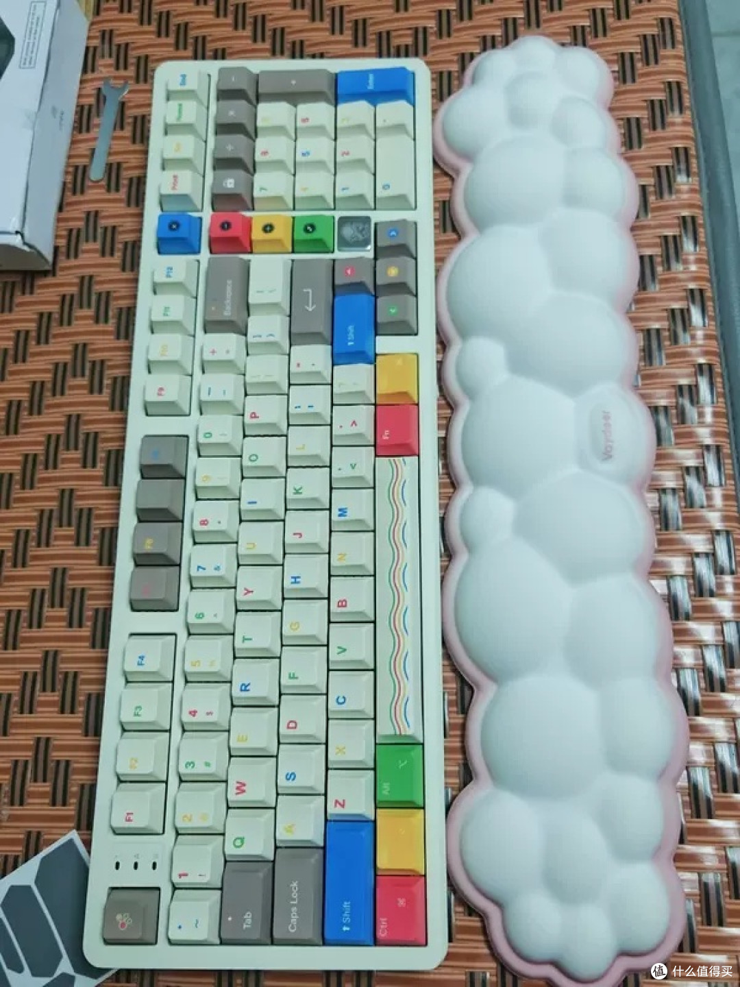 简约设计三模键盘与轻量化鼠标