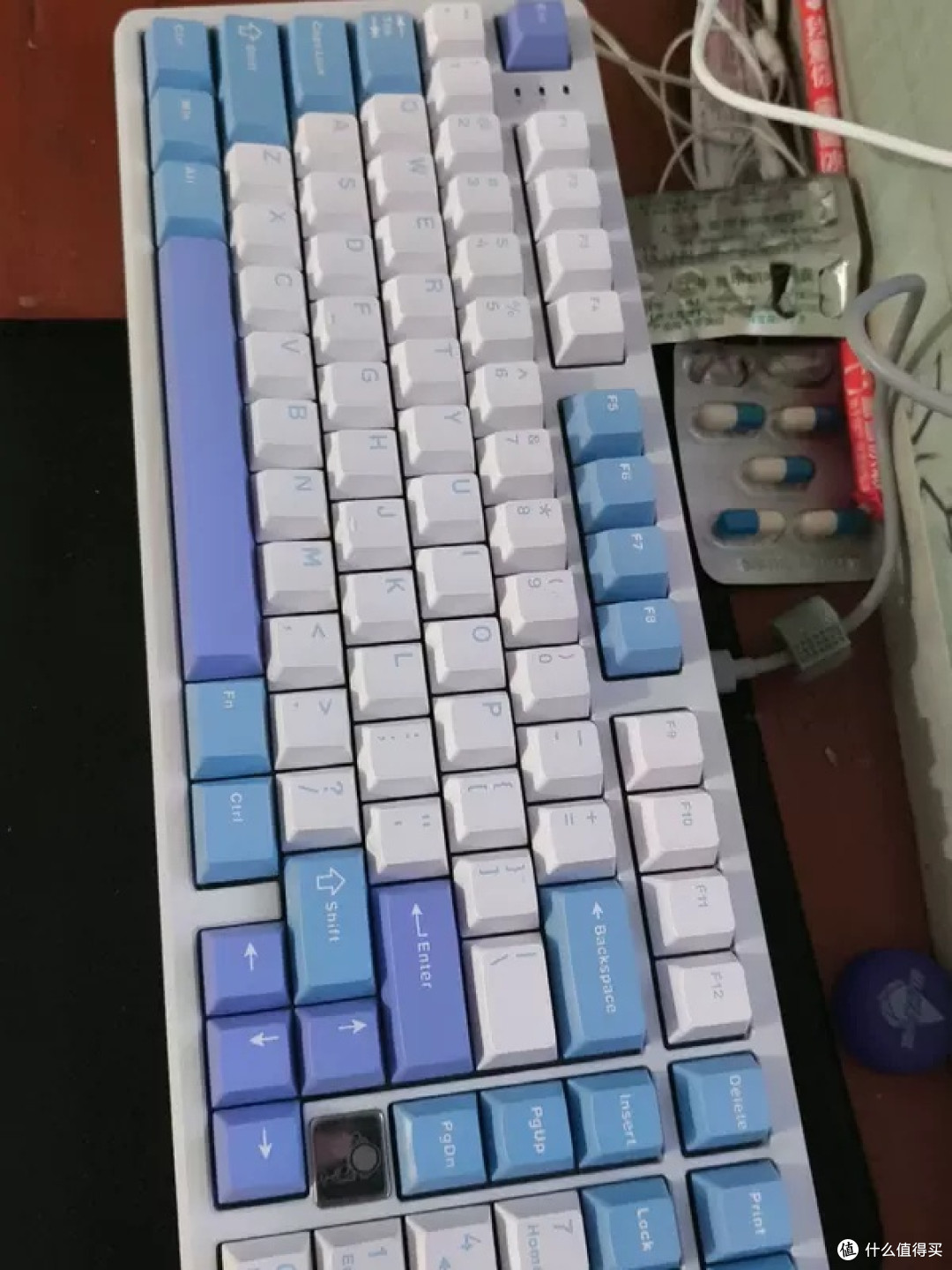 简约设计三模键盘与轻量化鼠标