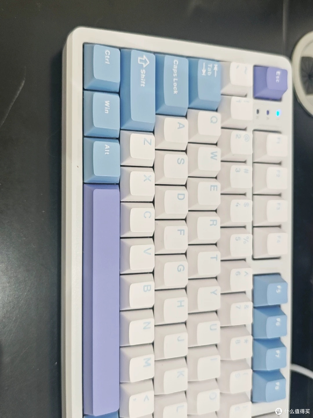 简约设计三模键盘与轻量化鼠标