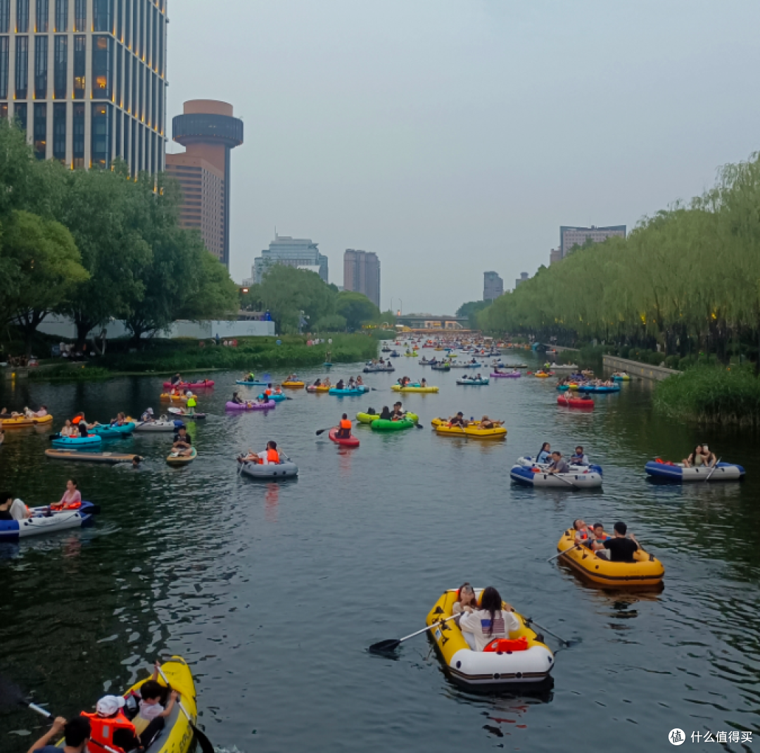 北京亮马河，傍晚去溜达一圈，比塞纳河那旮沓舒坦多了